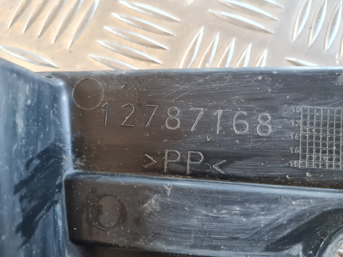 Priekšēja bufera aizsargs priekš SAAB 9-3 2009 2 Priekšēja bufera aizsargs priekš SAAB 9-3 2009