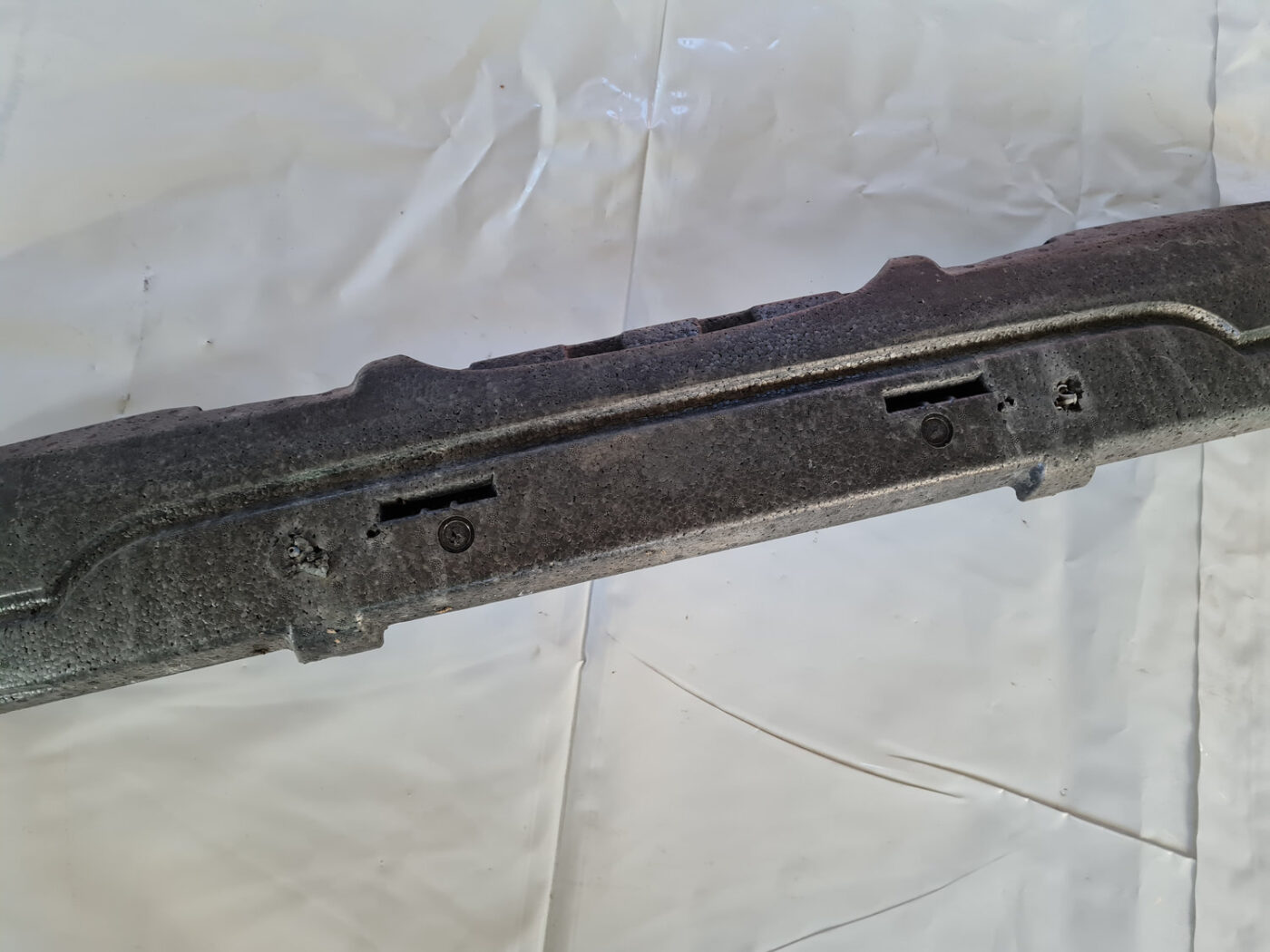 Priekšēja bufera putuplasts priekš SAAB 9-3 2009 6 Priekšēja bufera putuplasts priekš SAAB 9-3 2009