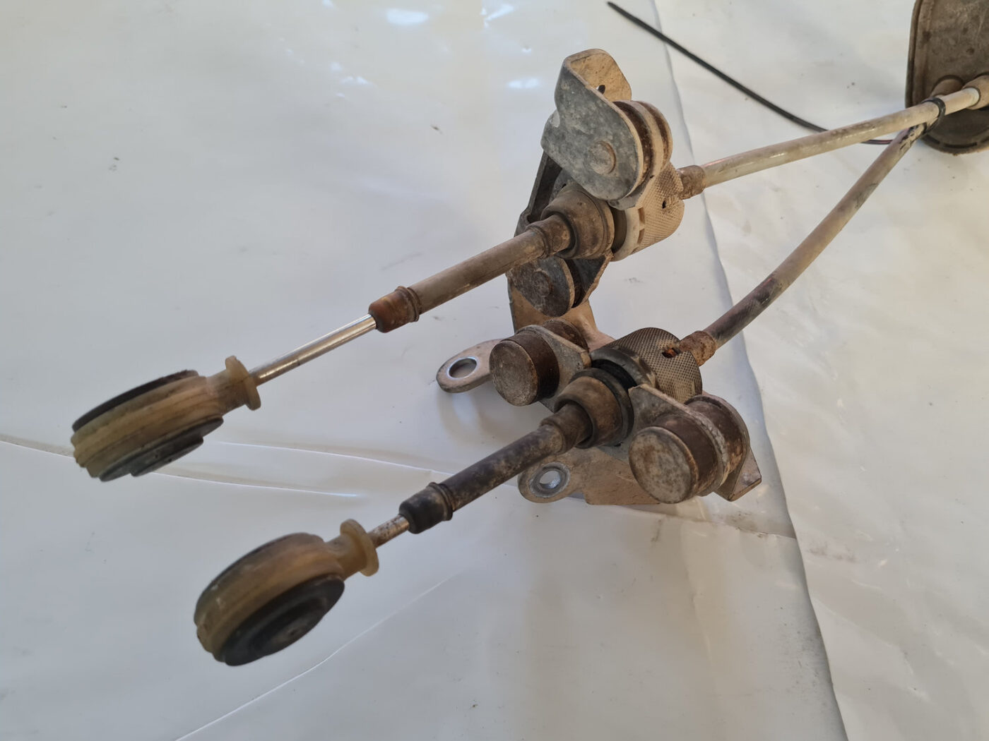 Pārnesumu pārslēgšanas mehānisma troses priekš SAAB 9-3 2009 2 Pārnesumu pārslēgšanas mehānisma troses priekš SAAB 9-3 2009