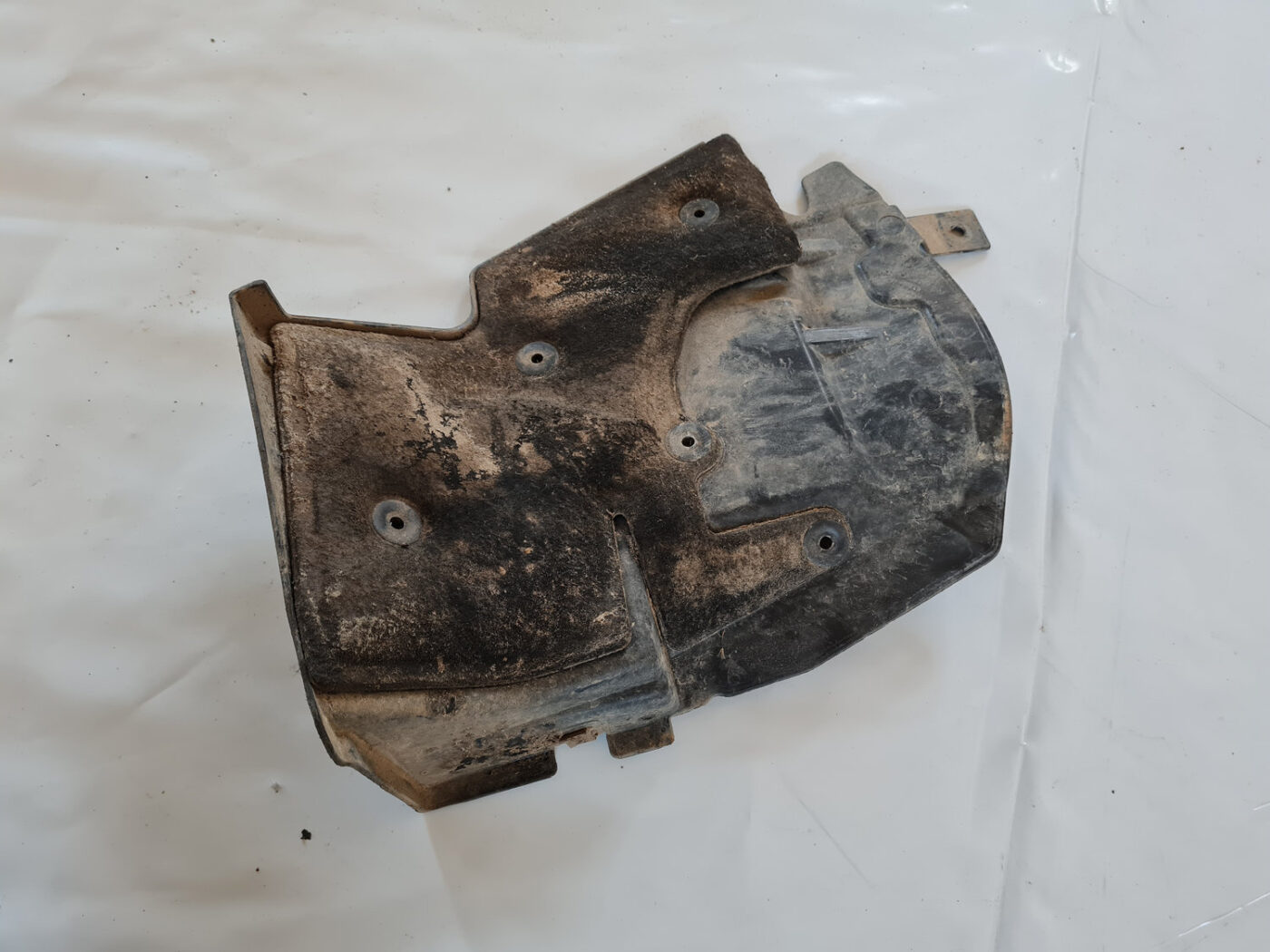 Dzinēja aizsargdaļas priekš SAAB 9-3 2009 3 Dzinēja aizsargdaļas priekš SAAB 9-3 2009