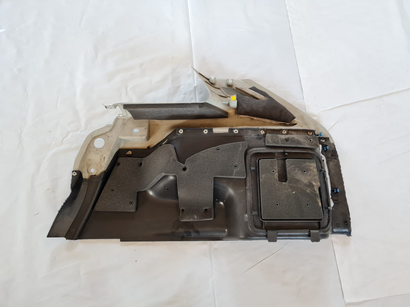 Bagāžnieka nodalījuma sānu apdare priekš SAAB 9-3 2009 7 Bagāžnieka nodalījuma sānu apdare priekš SAAB 9-3 2009