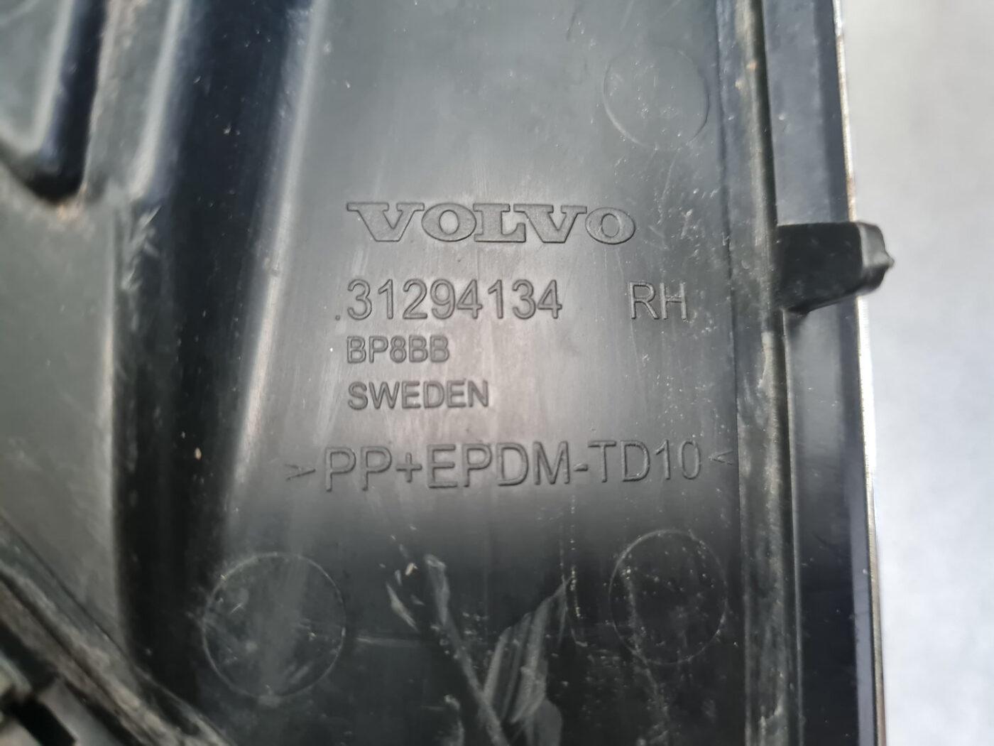 Miglas luktura reste, pa labi priekš VOLVO S60 2011-2013 3 Miglas luktura reste, pa labi priekš VOLVO S60 2011-2013