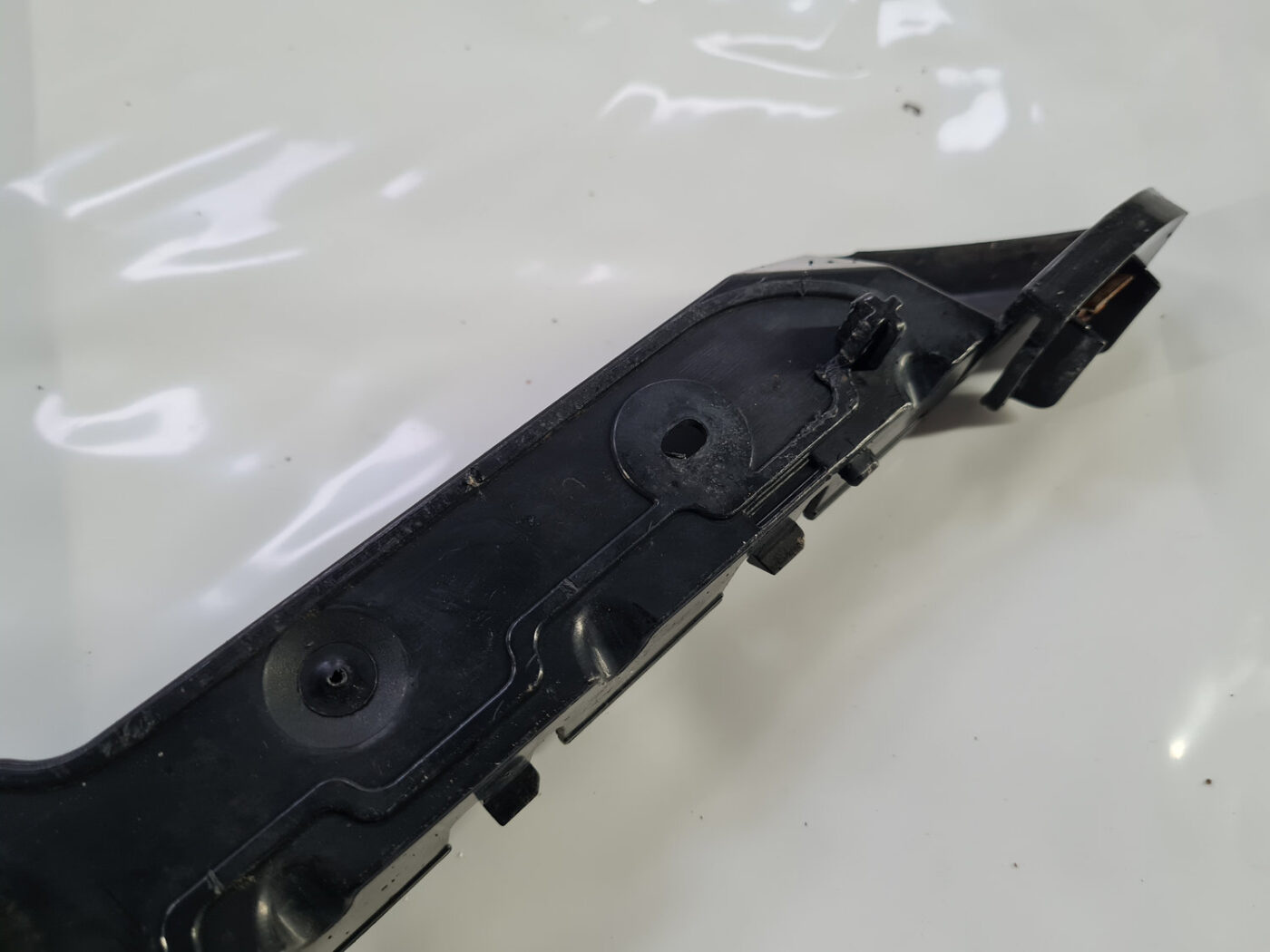 Priekšēja bufera kreisāis kronšteins priekš SAAB 9-3 2009 5 Priekšēja bufera kreisāis kronšteins priekš SAAB 9-3 2009