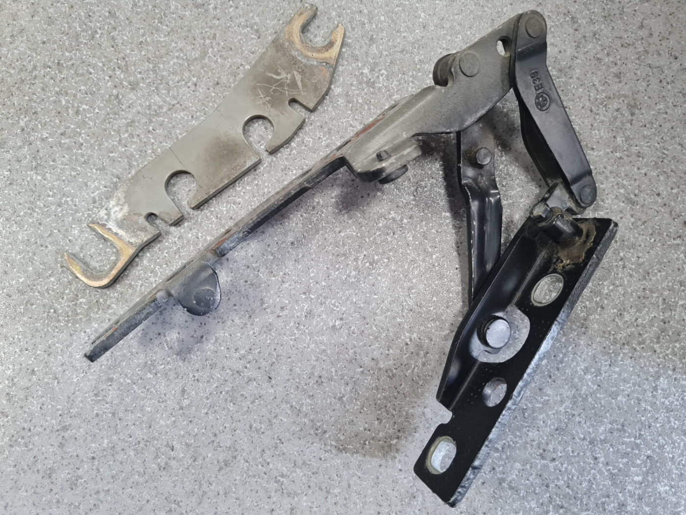 Pārsega eņģe, pa kreisi priekš BMW 530D E39 2001 TOURING 2 Pārsega eņģe, pa kreisi priekš BMW 530D E39 2001 TOURING