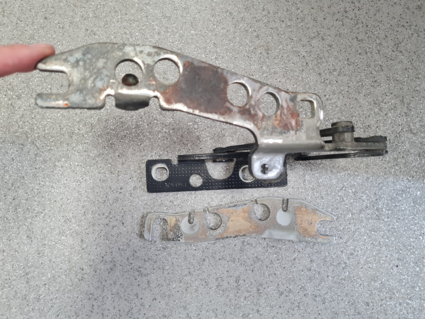 Pārsega eņģe, pa kreisi priekš BMW 530D E39 2001 TOURING 3 Pārsega eņģe, pa kreisi priekš BMW 530D E39 2001 TOURING