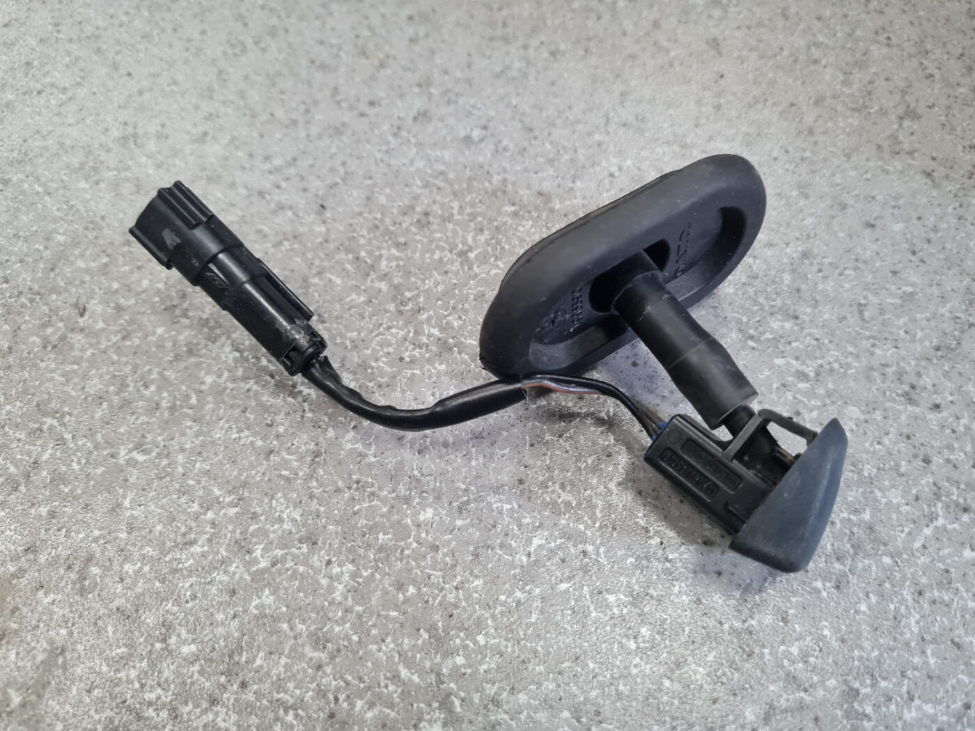 Vējstikla mazgāšanas šķidruma sprausla priekš VOLVO XC60 2009 2 Vējstikla mazgāšanas šķidruma sprausla priekš VOLVO XC60 2009