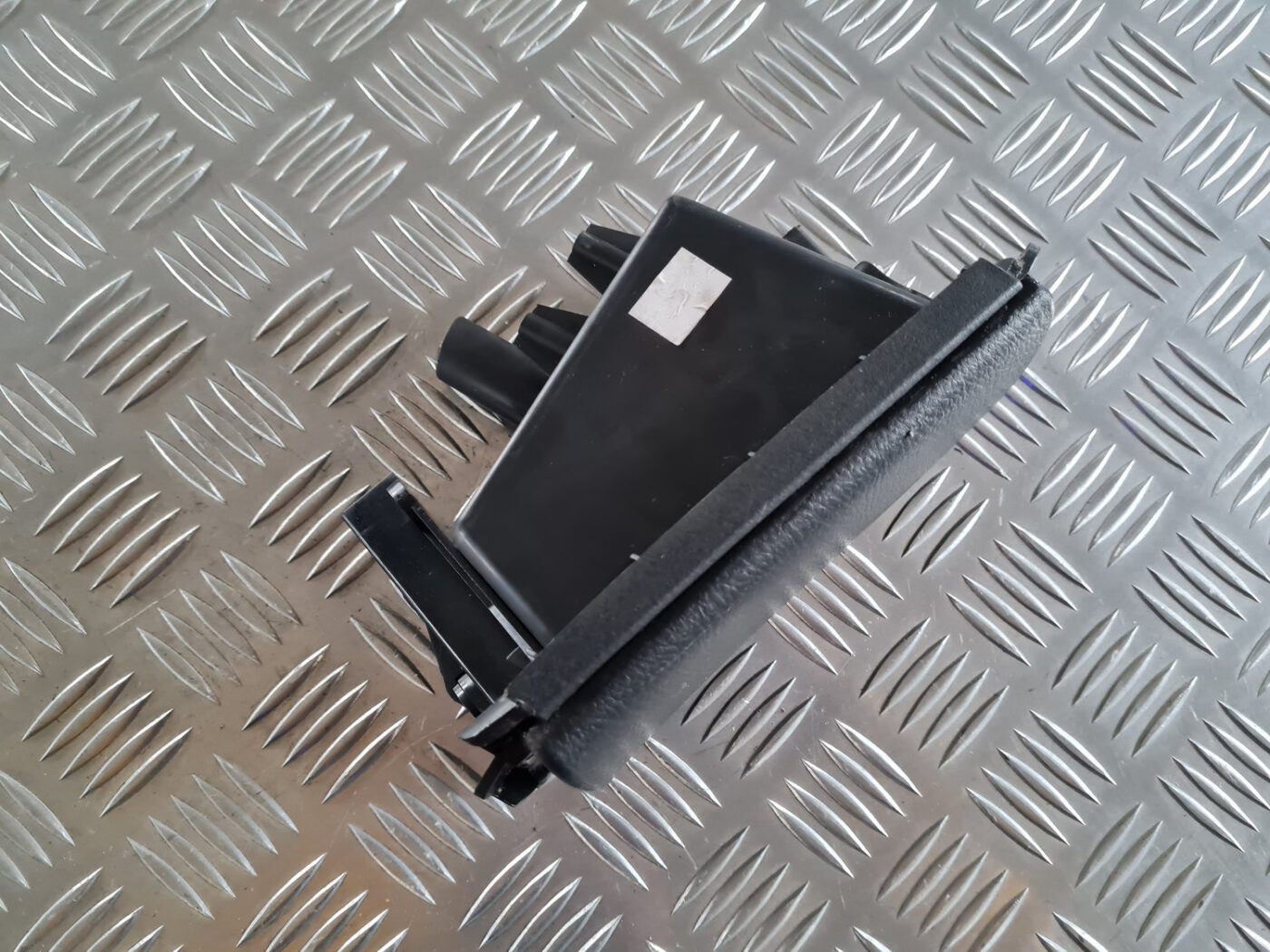 Centrālās konsoles nodalījums priekš TOYOTA AVENSIS 2007 UNIVERSAL 2 Centrālās konsoles nodalījums priekš TOYOTA AVENSIS 2007 UNIVERSAL