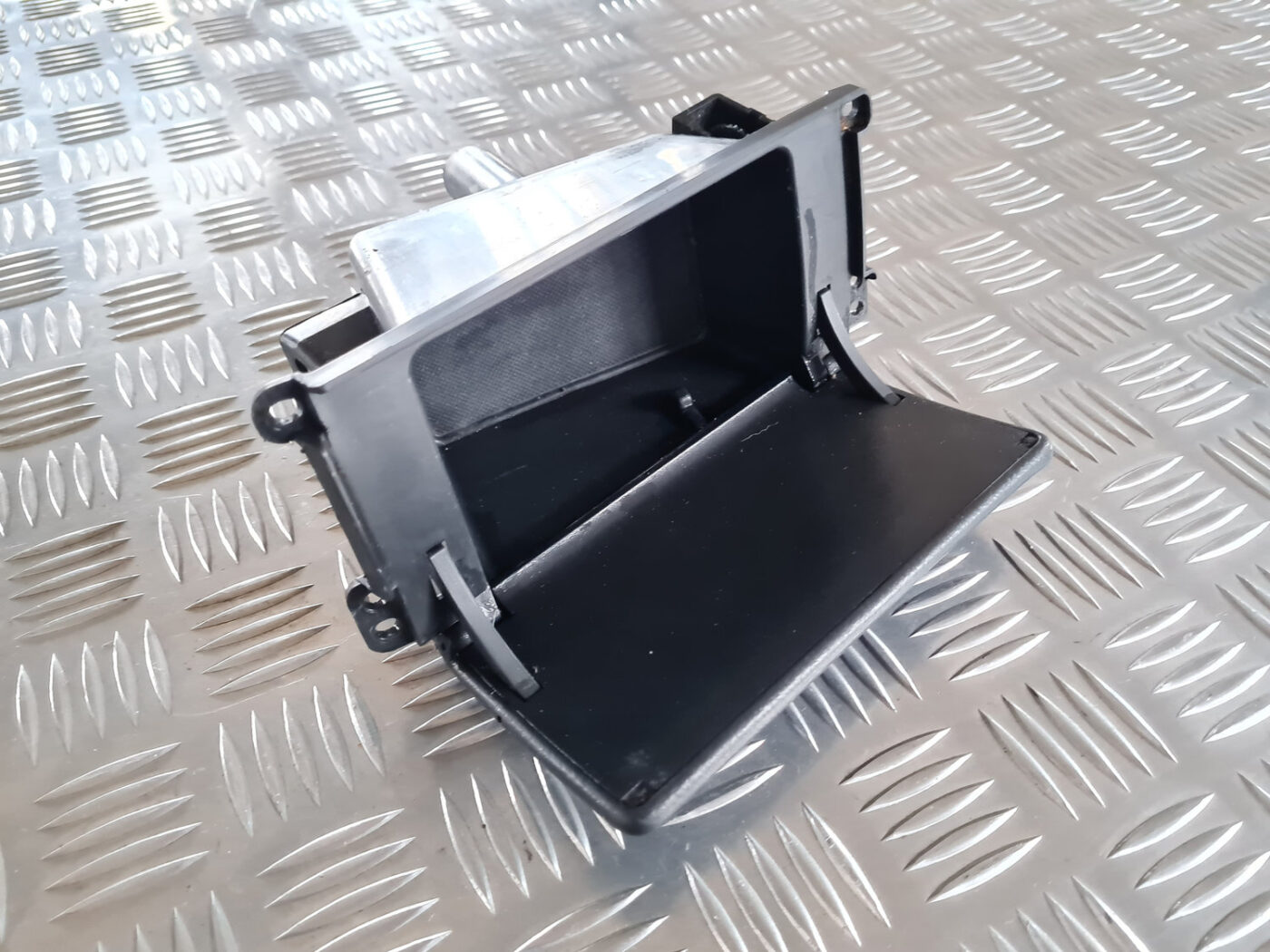 Centrālās konsoles nodalījums priekš TOYOTA AVENSIS 2007 UNIVERSAL 7 Centrālās konsoles nodalījums priekš TOYOTA AVENSIS 2007 UNIVERSAL