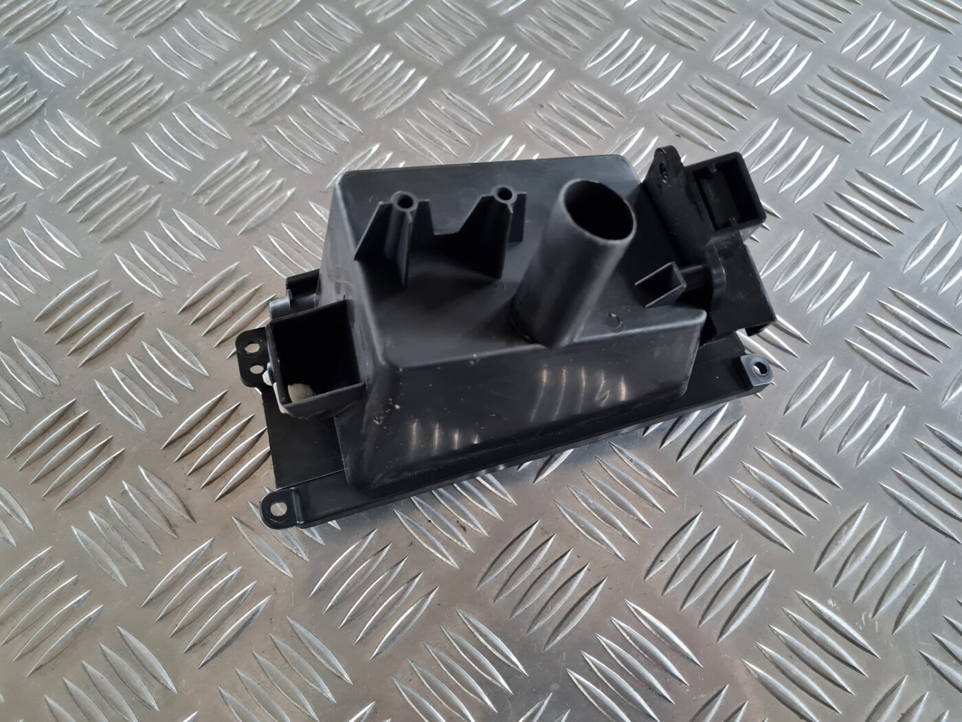 Centrālās konsoles nodalījums priekš TOYOTA AVENSIS 2007 UNIVERSAL 4 Centrālās konsoles nodalījums priekš TOYOTA AVENSIS 2007 UNIVERSAL