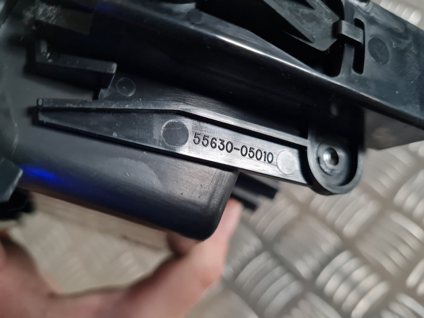 Centrālās konsoles nodalījums priekš TOYOTA AVENSIS 2007 UNIVERSAL 3 Centrālās konsoles nodalījums priekš TOYOTA AVENSIS 2007 UNIVERSAL