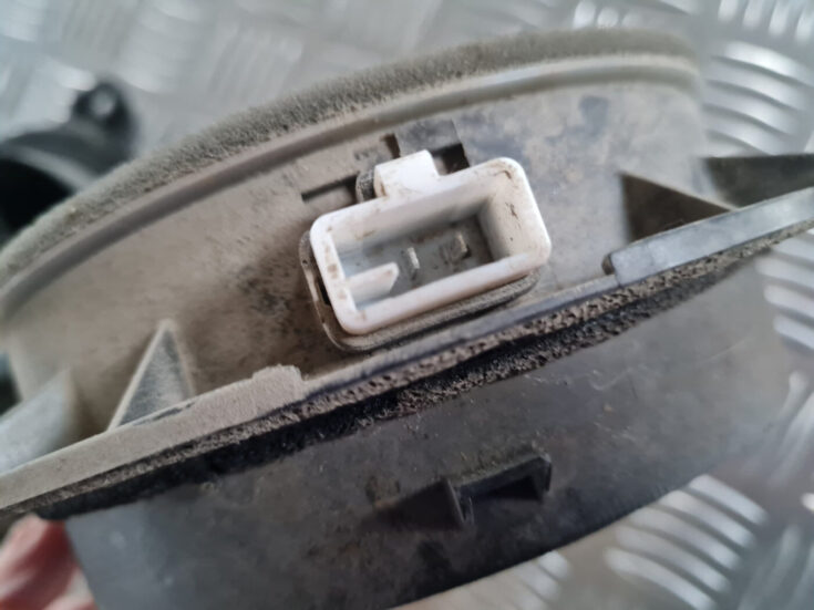 Durvju skaļrunis, apakšā priekš TOYOTA AVENSIS 2007 UNIVERSAL