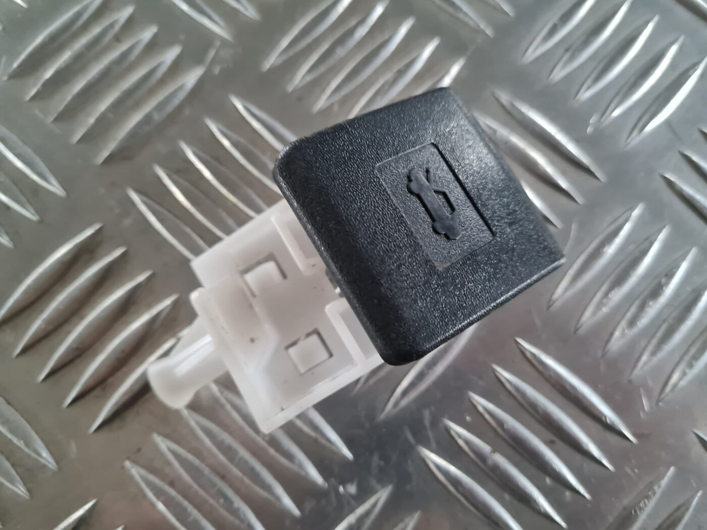 Pārsega atveršanas rokturis salonā priekš TOYOTA AVENSIS 2007 UNIVERSAL 2 Pārsega atveršanas rokturis salonā priekš TOYOTA AVENSIS 2007 UNIVERSAL