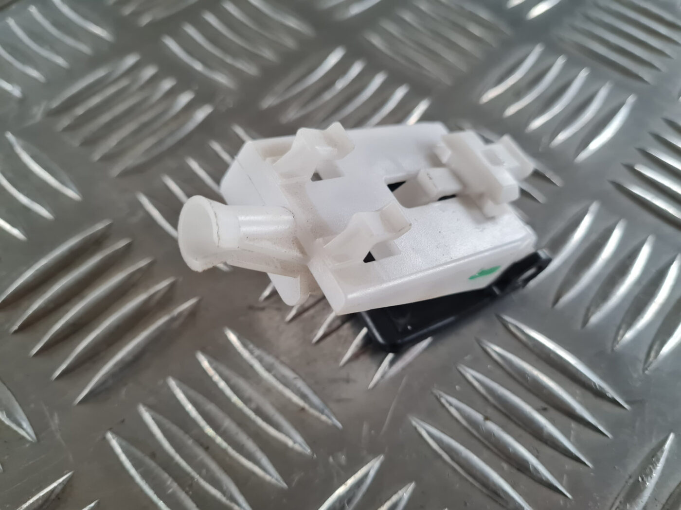 Pārsega atveršanas rokturis salonā priekš TOYOTA AVENSIS 2007 UNIVERSAL 3 Pārsega atveršanas rokturis salonā priekš TOYOTA AVENSIS 2007 UNIVERSAL