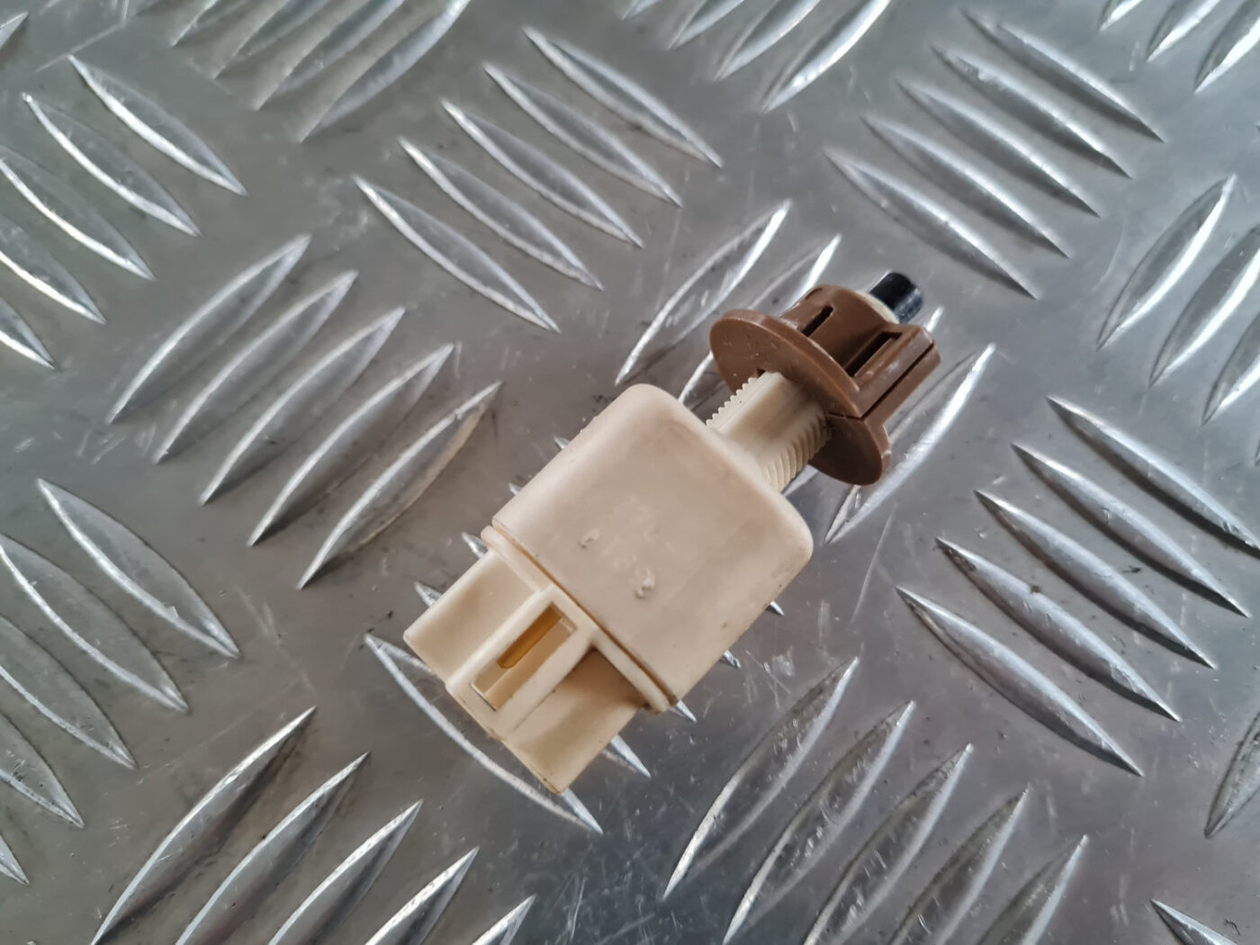 Bremžu signāla slēdzis priekš TOYOTA AVENSIS 2007 UNIVERSAL 2 Bremžu signāla slēdzis priekš TOYOTA AVENSIS 2007 UNIVERSAL