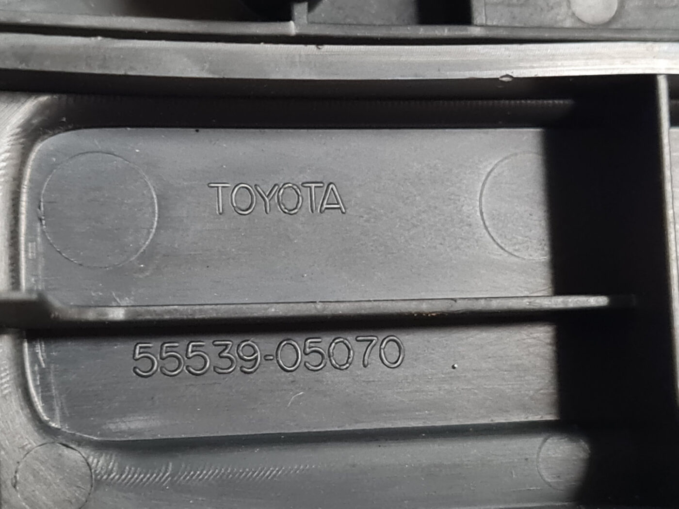 Centrālās konsoles (apdares) vidēja daļa priekš TOYOTA AVENSIS 2007 UNIVERSAL 4 Centrālās konsoles (apdares) vidēja daļa priekš TOYOTA AVENSIS 2007 UNIVERSAL