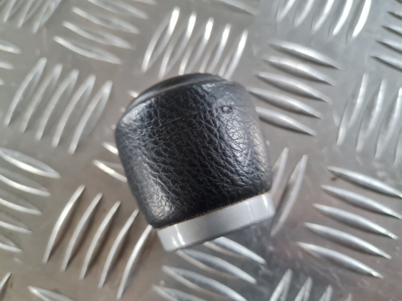 Pārnesumu pārslēgšanas kloķa uzgalis priekš TOYOTA AVENSIS 2007 UNIVERSAL 4 Pārnesumu pārslēgšanas kloķa uzgalis priekš TOYOTA AVENSIS 2007 UNIVERSAL