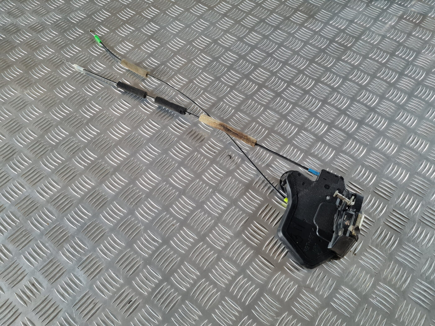 Aizmugurējo labo durvju slēdzene priekš TOYOTA AVENSIS 2007 UNIVERSAL 2 Aizmugurējo labo durvju slēdzene priekš TOYOTA AVENSIS 2007 UNIVERSAL