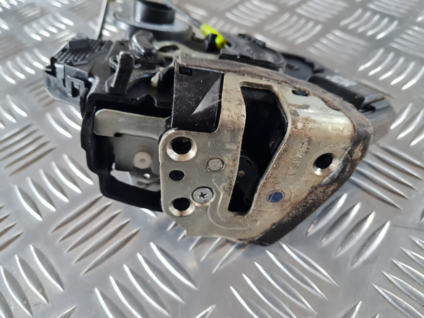 Aizmugurējo labo durvju slēdzene priekš TOYOTA AVENSIS 2007 UNIVERSAL 3 Aizmugurējo labo durvju slēdzene priekš TOYOTA AVENSIS 2007 UNIVERSAL