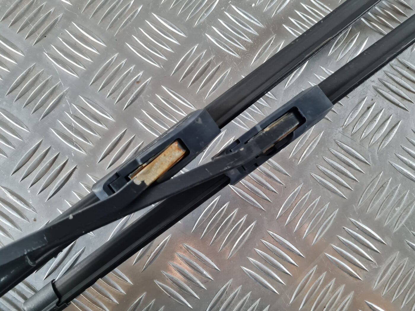 Vējstikla slotu turētāju komplekts priekš TOYOTA AVENSIS 2007 UNIVERSAL 3 Vējstikla slotu turētāju komplekts priekš TOYOTA AVENSIS 2007 UNIVERSAL