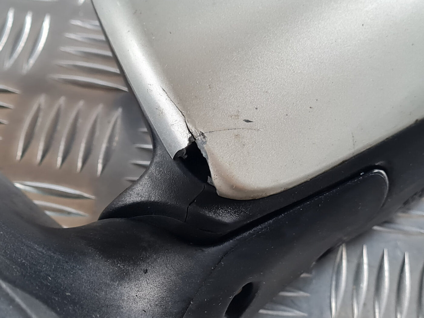 Ārējais spogulis, pa kreisi priekš TOYOTA AVENSIS 2007 UNIVERSAL 2 Ārējais spogulis, pa kreisi priekš TOYOTA AVENSIS 2007 UNIVERSAL