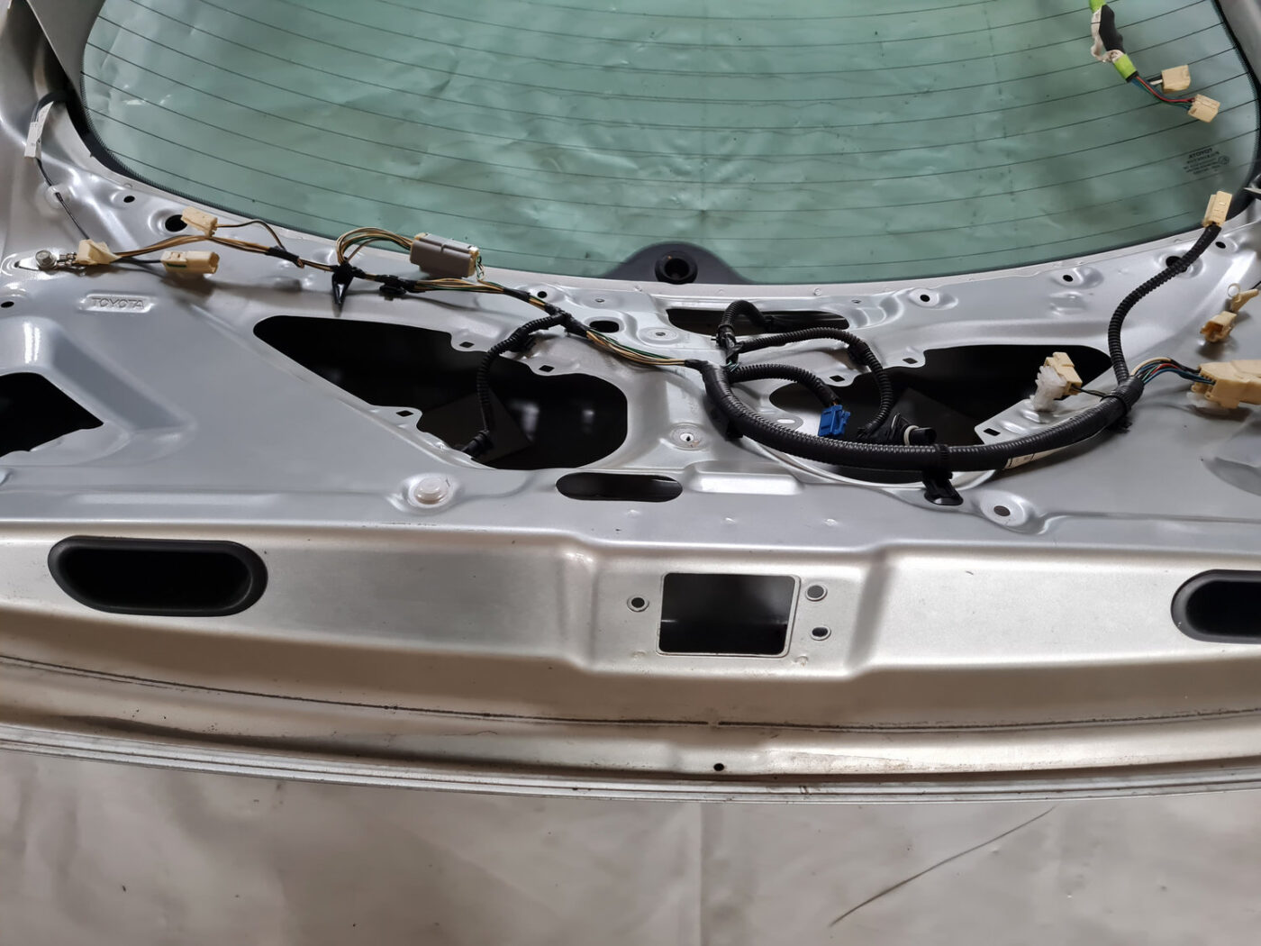 Bagāžnieka vāks priekš TOYOTA AVENSIS 2007 UNIVERSAL 8 Bagāžnieka vāks priekš TOYOTA AVENSIS 2007 UNIVERSAL