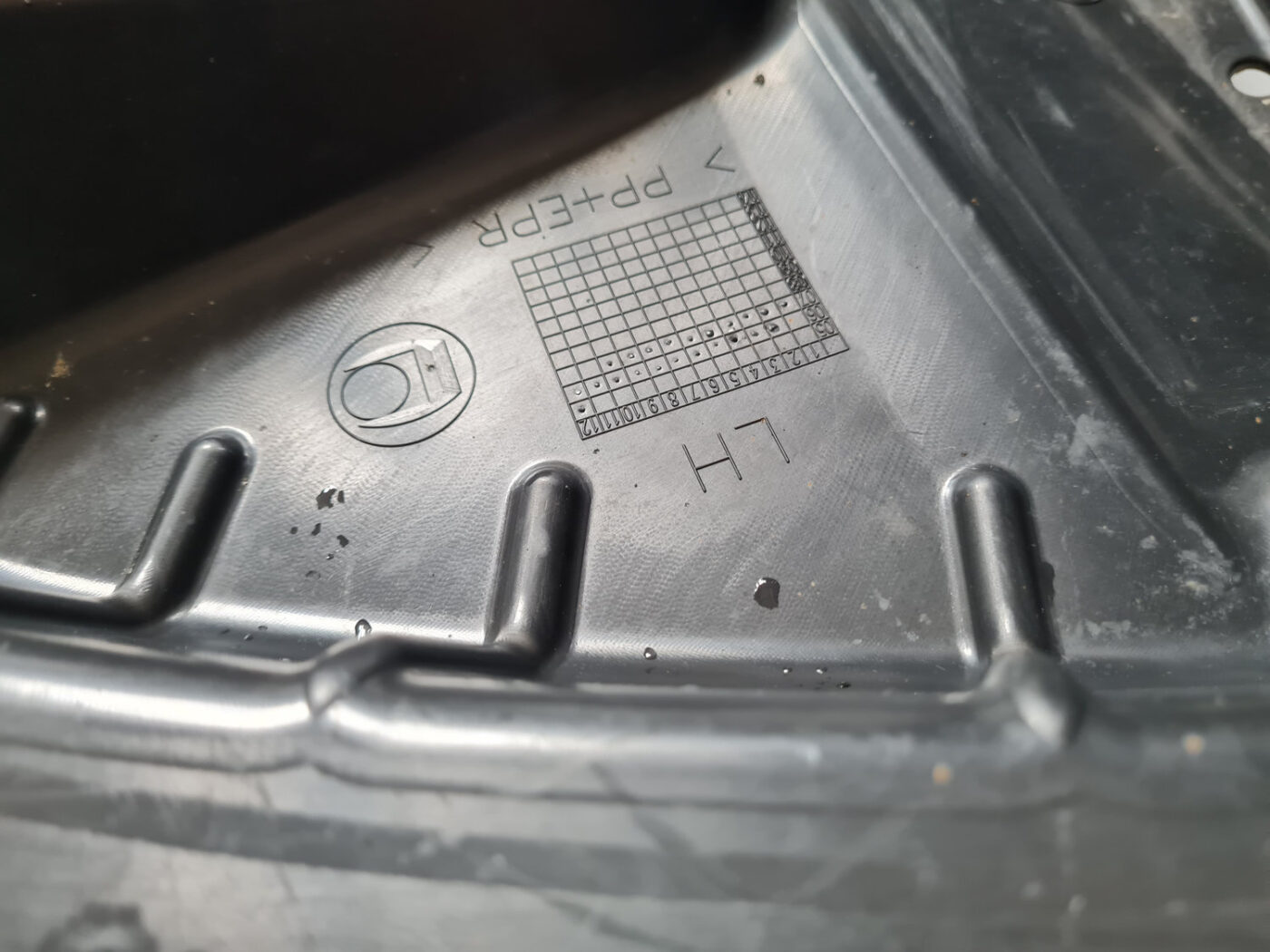 Priekšējais kreisais paspārns priekš TOYOTA AVENSIS 2007 UNIVERSAL 4 Priekšējais kreisais paspārns priekš TOYOTA AVENSIS 2007 UNIVERSAL