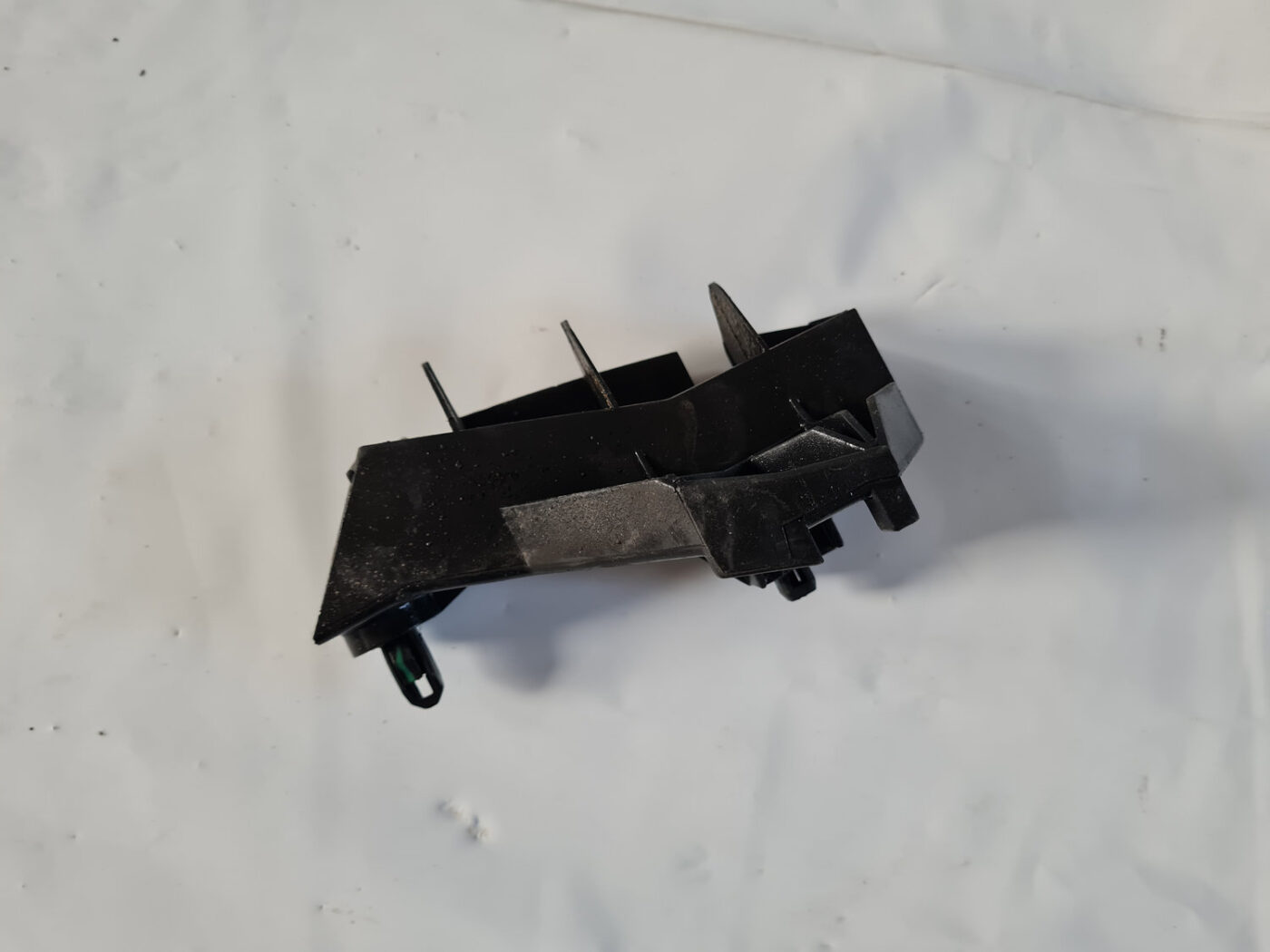 Aizmugurēja bufera kronšteins priekš TOYOTA AVENSIS 2007 UNIVERSAL 2 Aizmugurēja bufera kronšteins priekš TOYOTA AVENSIS 2007 UNIVERSAL