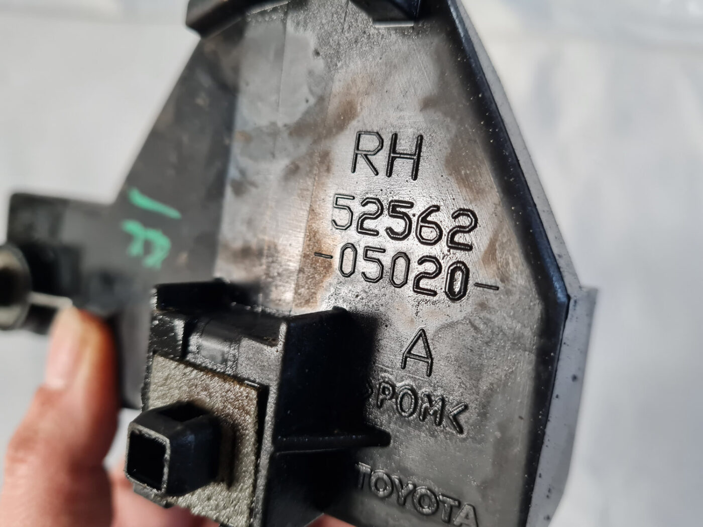 Aizmugurēja bufera kronšteins priekš TOYOTA AVENSIS 2007 UNIVERSAL 4 Aizmugurēja bufera kronšteins priekš TOYOTA AVENSIS 2007 UNIVERSAL