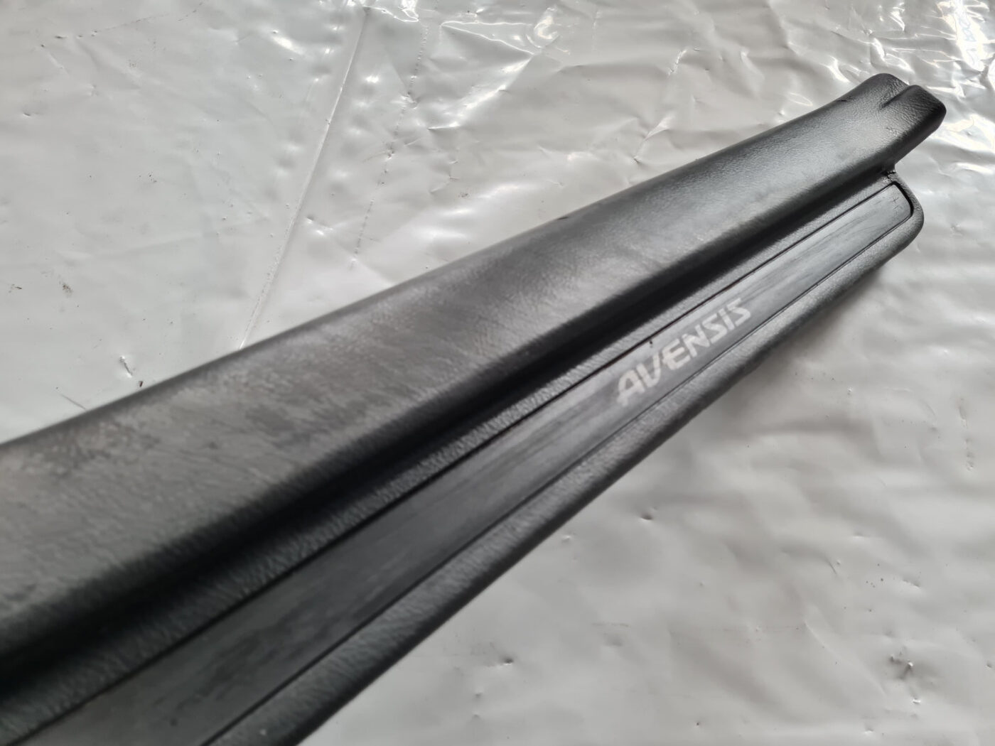 Sliekšņa priekšēja kreisa uzlika (salonā) priekš TOYOTA AVENSIS 2007 UNIVERSAL 2 Sliekšņa priekšēja kreisa uzlika (salonā) priekš TOYOTA AVENSIS 2007 UNIVERSAL