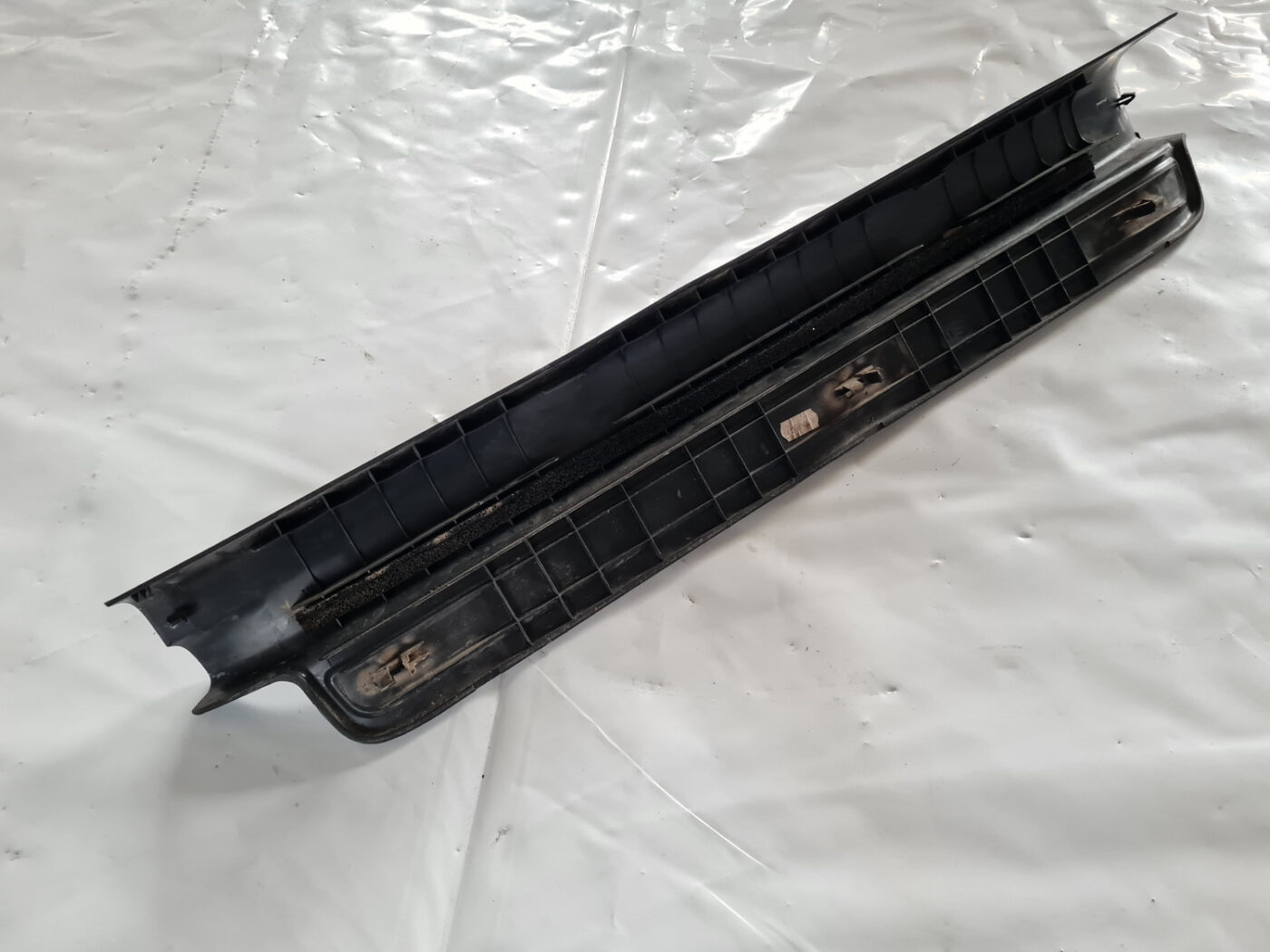 Sliekšņa priekšēja kreisa uzlika (salonā) priekš TOYOTA AVENSIS 2007 UNIVERSAL 4 Sliekšņa priekšēja kreisa uzlika (salonā) priekš TOYOTA AVENSIS 2007 UNIVERSAL