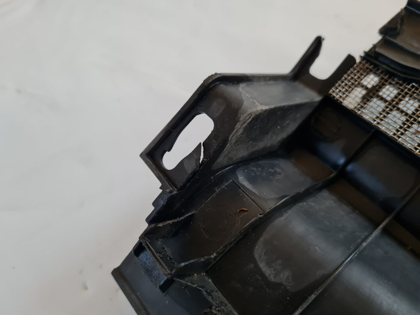 Vējstikla uzlikas (deflektora) režģis priekš TOYOTA AVENSIS 2007 UNIVERSAL 4 Vējstikla uzlikas (deflektora) režģis priekš TOYOTA AVENSIS 2007 UNIVERSAL