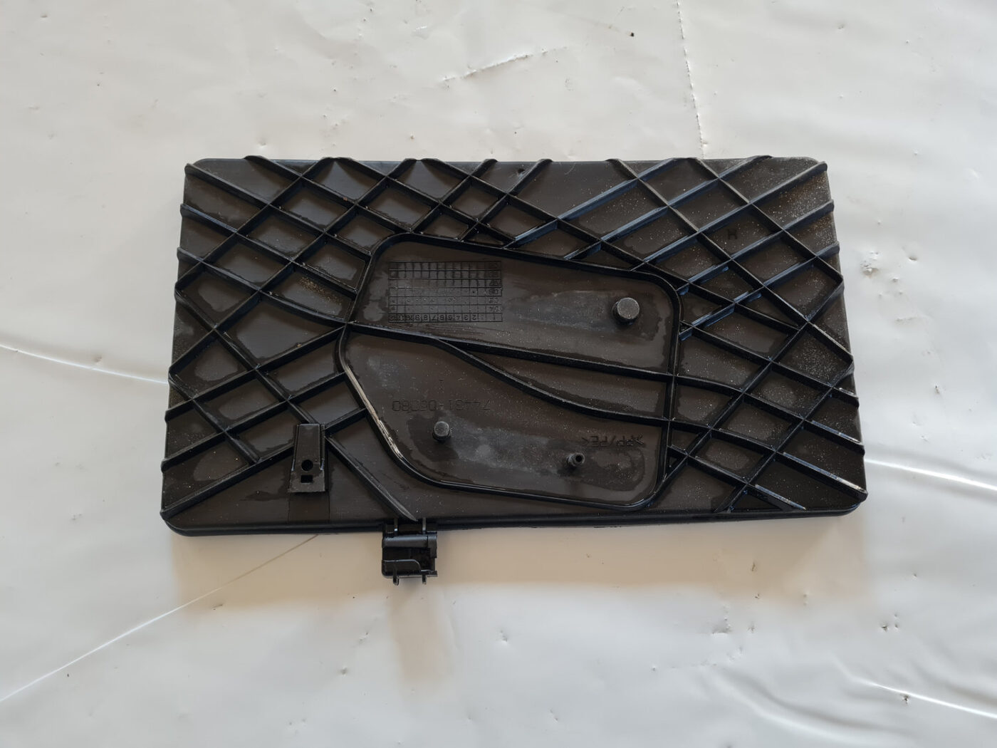 Akumulatora pamatnes kronšteins priekš TOYOTA AVENSIS 2007 UNIVERSAL 2 Akumulatora pamatnes kronšteins priekš TOYOTA AVENSIS 2007 UNIVERSAL