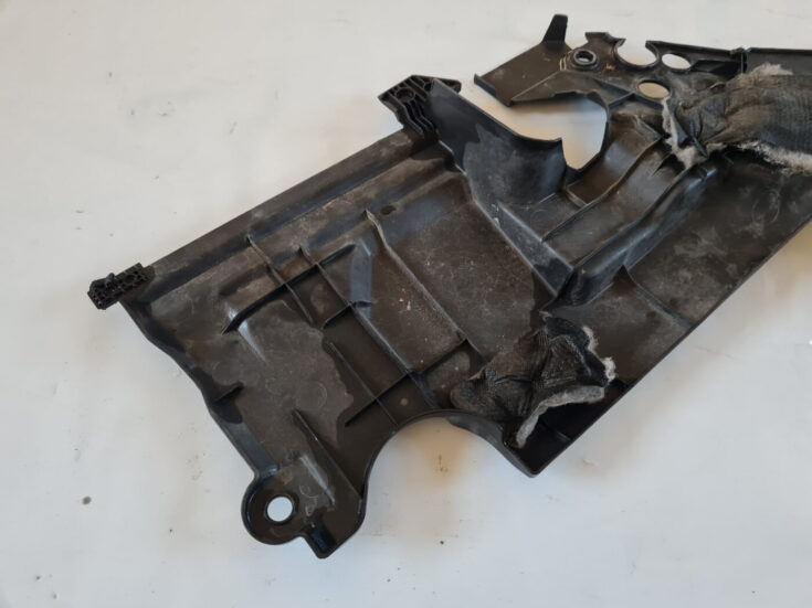 Radiatoru augšēja uzlika priekš TOYOTA AVENSIS 2007 UNIVERSAL