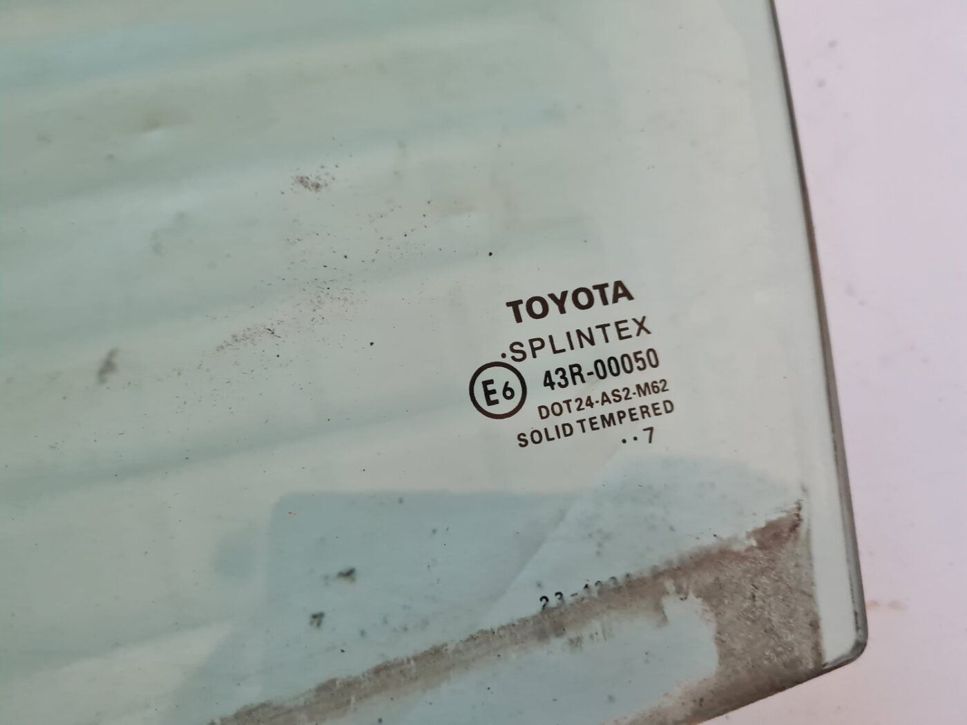 Priekšējo kreiso durvju stikls priekš TOYOTA AVENSIS 2007 UNIVERSAL 2 Priekšējo kreiso durvju stikls priekš TOYOTA AVENSIS 2007 UNIVERSAL