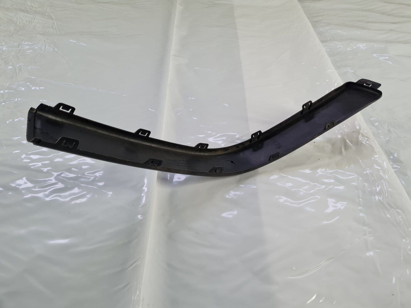 Priekšēja bufera uzlika priekš AUDI 100 C4 1992-1995 4 Priekšēja bufera uzlika priekš AUDI 100 C4 1992-1995