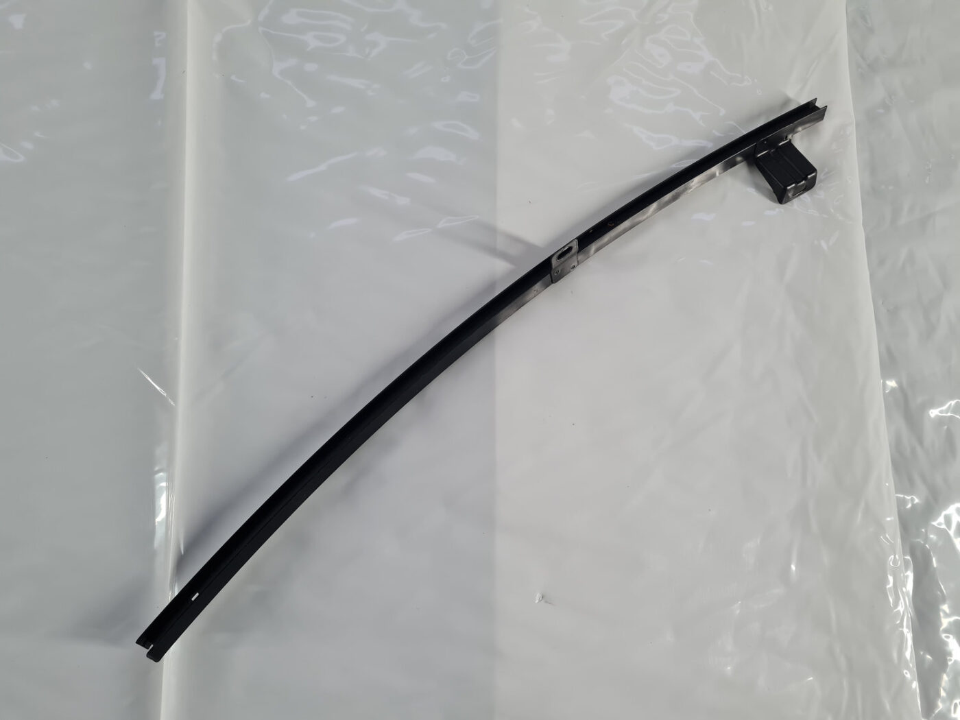 Durvju stikla vadīkla/sliede priekš VW GOLF PLUS 2005-2013 2 Durvju stikla vadīkla/sliede priekš VW GOLF PLUS 2005-2013