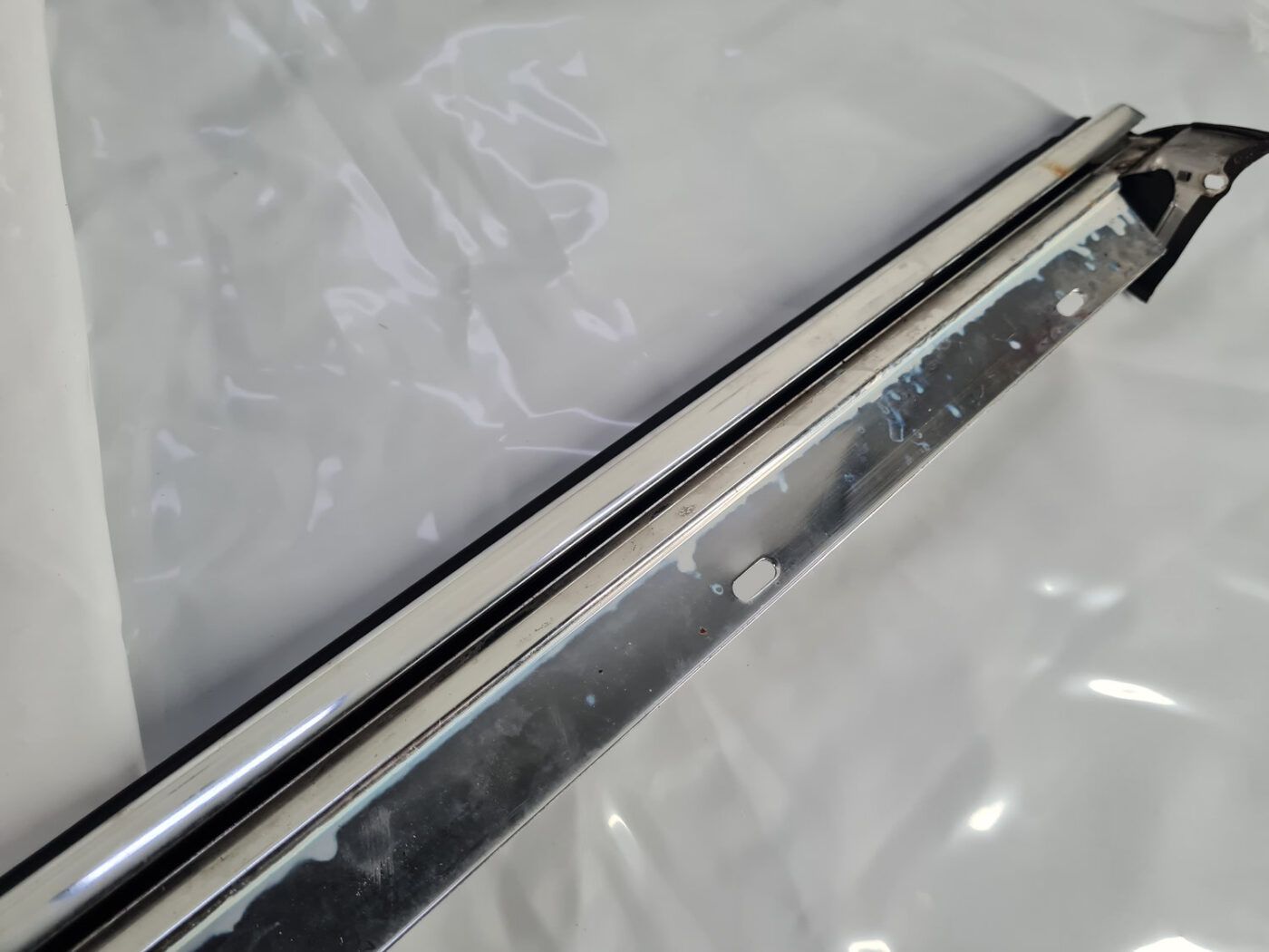 Durvju stikla moldings priekš AUDI A6 1998 11 Durvju stikla moldings priekš AUDI A6 1998