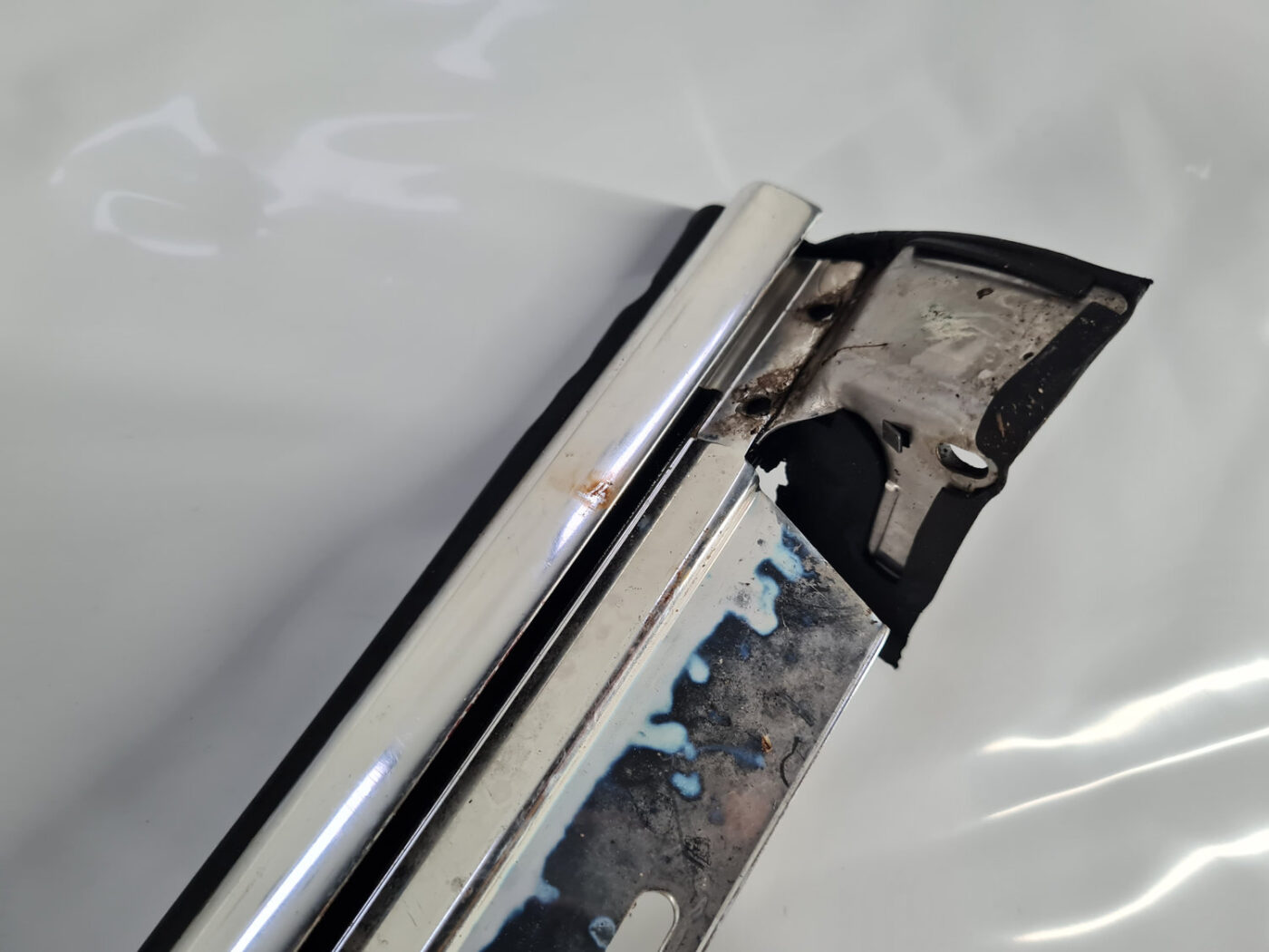 Durvju stikla moldings priekš AUDI A6 1998 10 Durvju stikla moldings priekš AUDI A6 1998