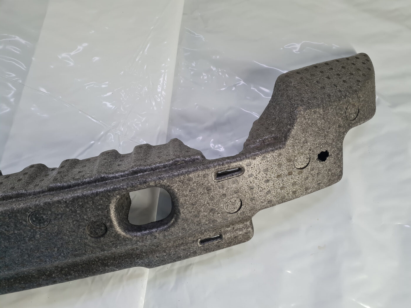 Aizmugurēja bufera putuplasts priekš KIA SORENTO 2004-2008 12 Aizmugurēja bufera putuplasts priekš KIA SORENTO 2004-2008