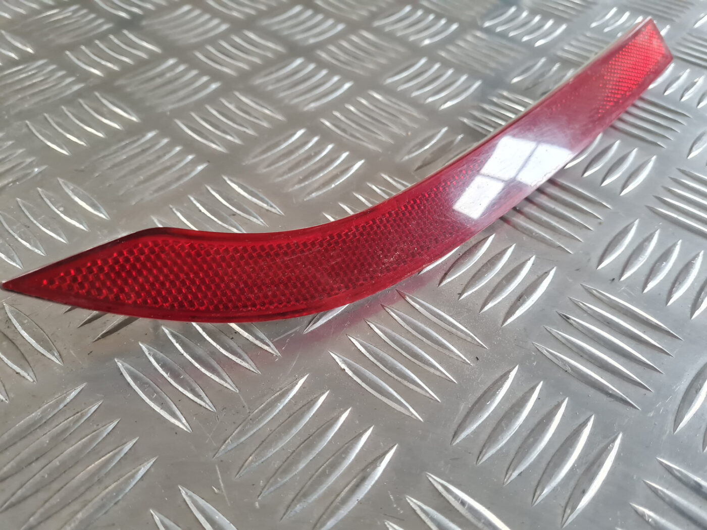 Aizmugurējais atstarotājs priekš OPEL INSIGNIA 2010 2 Aizmugurējais atstarotājs priekš OPEL INSIGNIA 2010