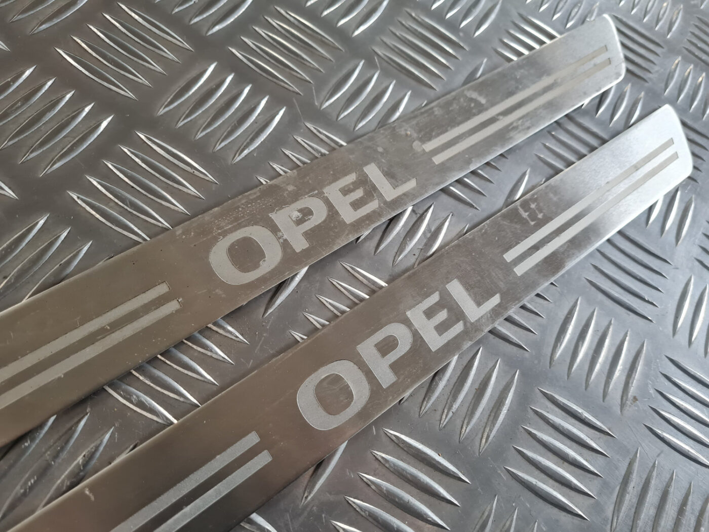 Sliekšņu uzliku komplekts priekš OPEL INSIGNIA 2010 2 Sliekšņu uzliku komplekts priekš OPEL INSIGNIA 2010