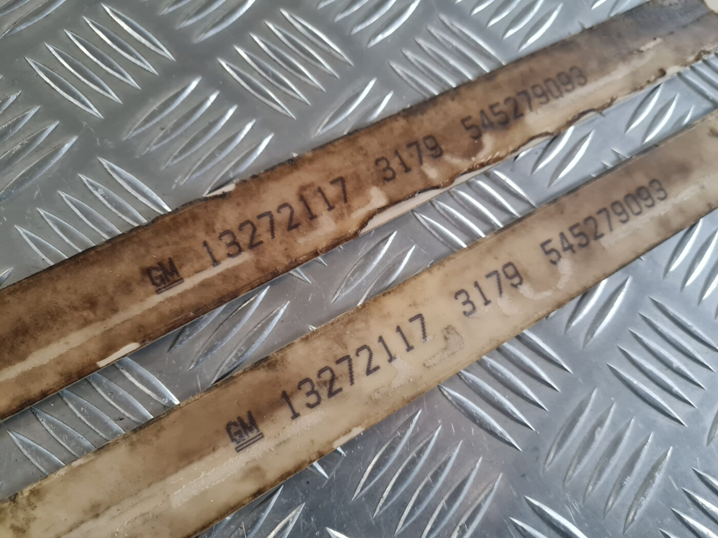 Sliekšņu uzliku komplekts priekš OPEL INSIGNIA 2010 3 Sliekšņu uzliku komplekts priekš OPEL INSIGNIA 2010