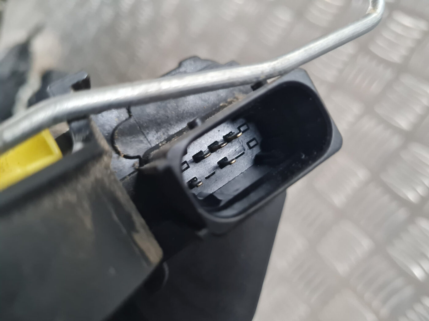 Priekšējo kreiso durvju slēdzene priekš OPEL INSIGNIA 2010 3 Priekšējo kreiso durvju slēdzene priekš OPEL INSIGNIA 2010