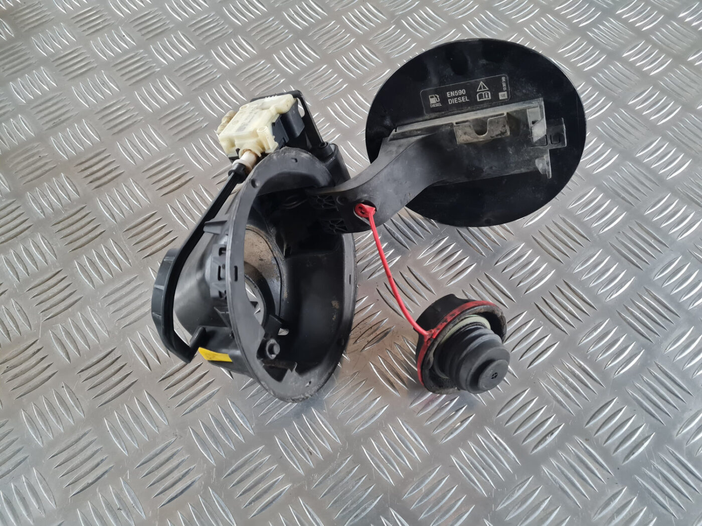 Degvielas tvertnes vāks priekš OPEL INSIGNIA 2010 8 Degvielas tvertnes vāks priekš OPEL INSIGNIA 2010