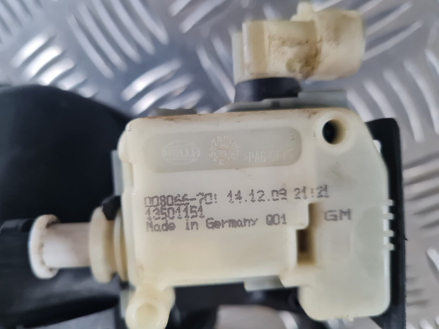 Degvielas tvertnes vāks priekš OPEL INSIGNIA 2010 6 Degvielas tvertnes vāks priekš OPEL INSIGNIA 2010