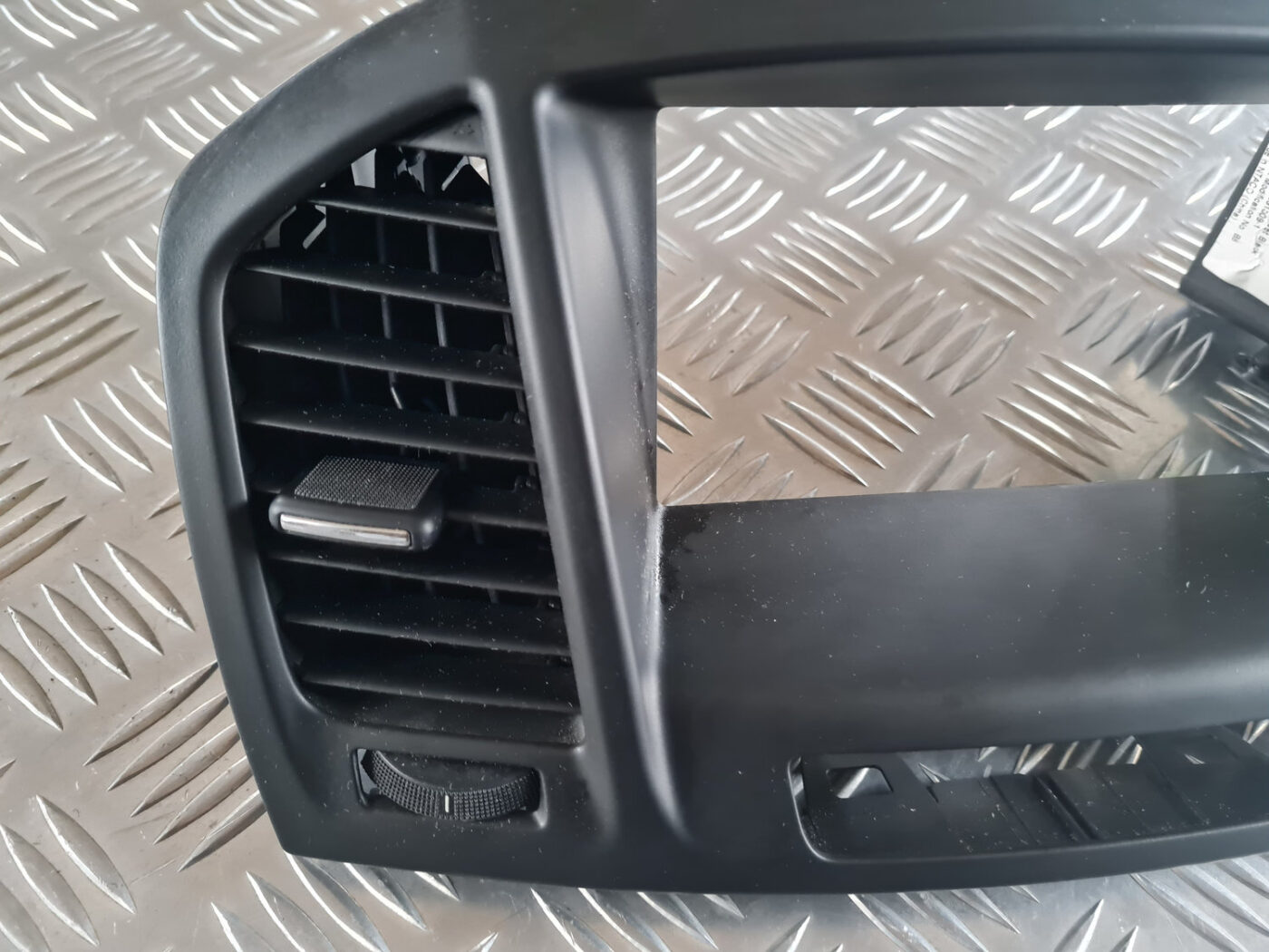 Mērinstrumentu paneļa gaisa vads, centrā priekš OPEL INSIGNIA 2010 2 Mērinstrumentu paneļa gaisa vads, centrā priekš OPEL INSIGNIA 2010