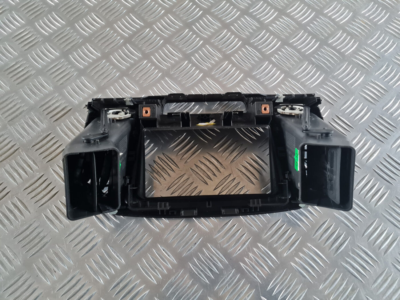 Mērinstrumentu paneļa gaisa vads, centrā priekš OPEL INSIGNIA 2010 5 Mērinstrumentu paneļa gaisa vads, centrā priekš OPEL INSIGNIA 2010