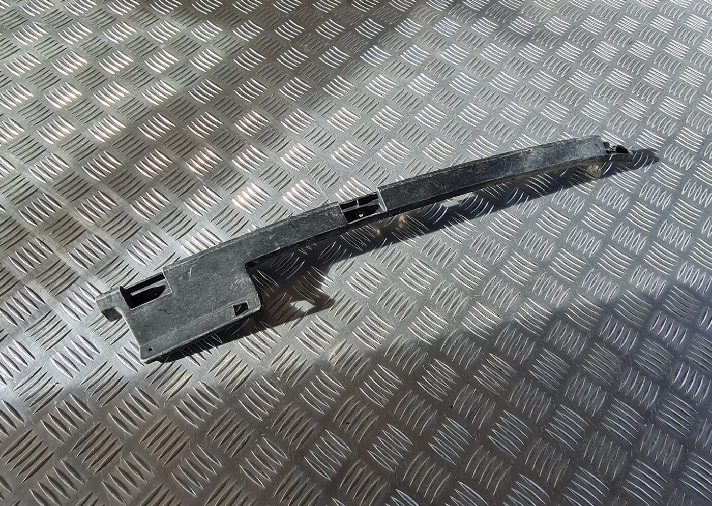 Aizmugurēja bufera kronšteins priekš OPEL INSIGNIA 2010 3 Aizmugurēja bufera kronšteins priekš OPEL INSIGNIA 2010