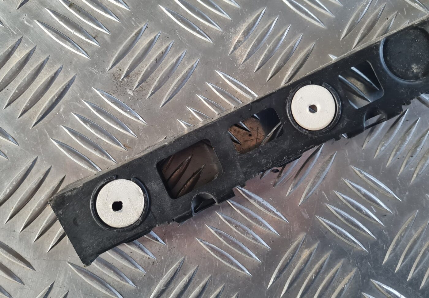 Aizmugurēja bufera kronšteins priekš OPEL INSIGNIA 2010 2 Aizmugurēja bufera kronšteins priekš OPEL INSIGNIA 2010