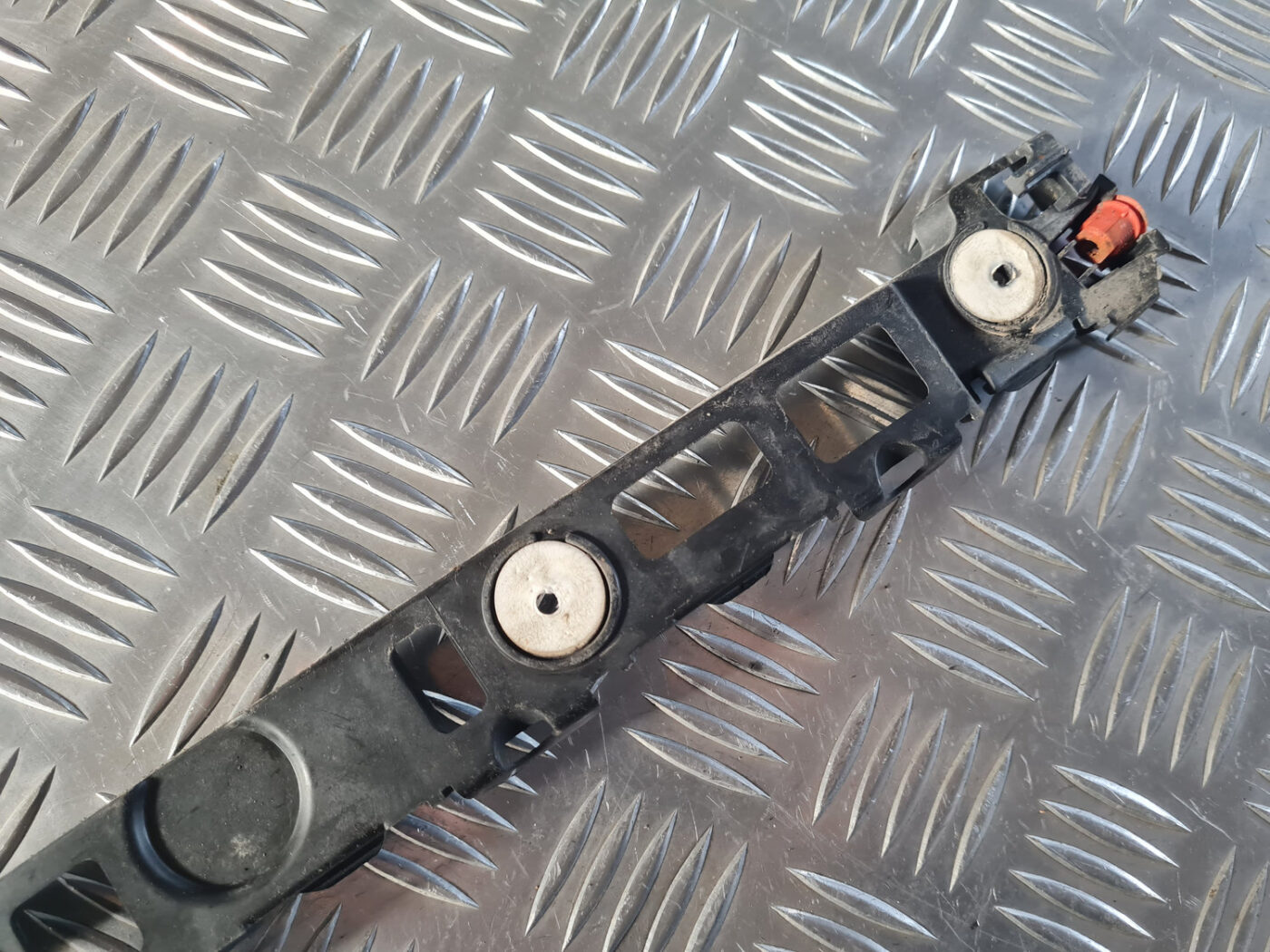 Aizmugurēja bufera kronšteins priekš OPEL INSIGNIA 2010 8 Aizmugurēja bufera kronšteins priekš OPEL INSIGNIA 2010